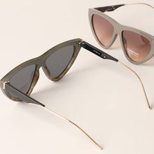Load image into Gallery viewer, Retro Triangle Shape Cat Eye Sunglasses
