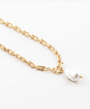 Load image into Gallery viewer, Pearl drop necklace.
